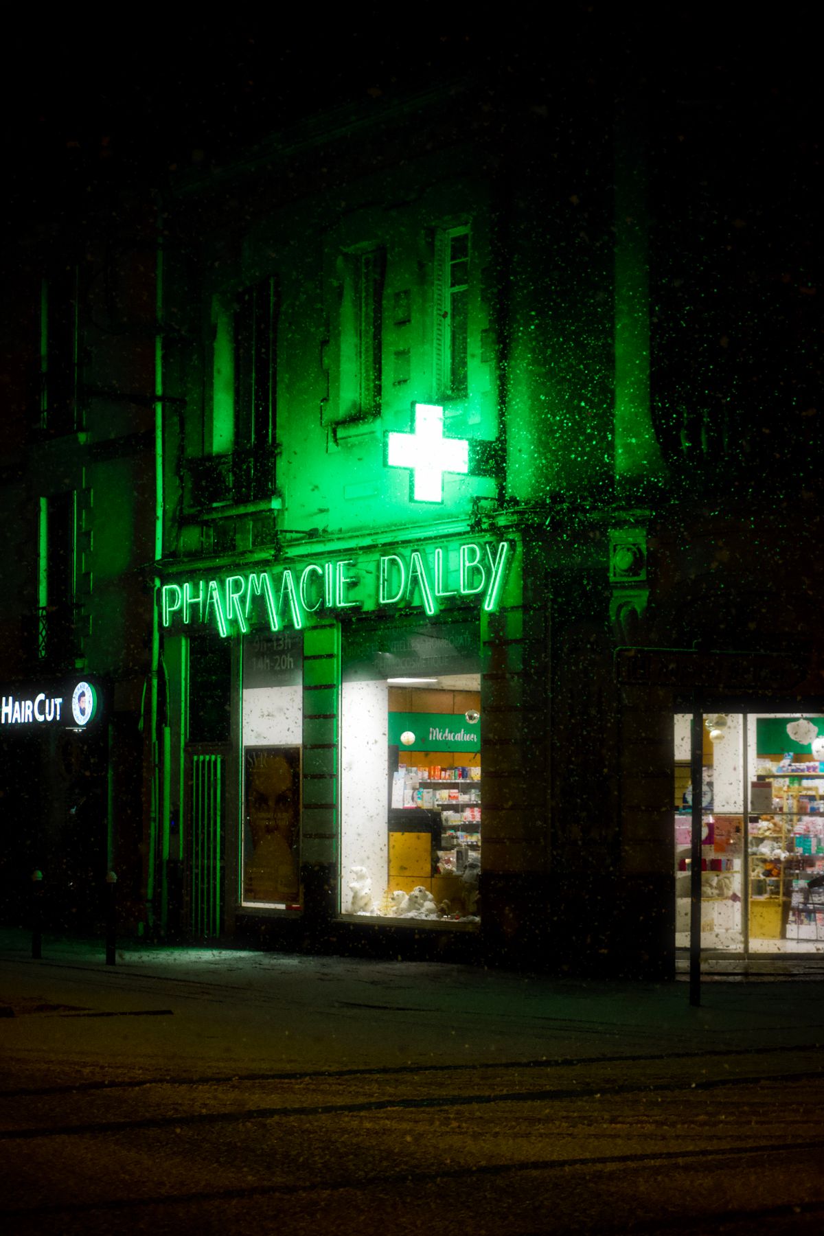 Escaparate de farmacia con pantalla digital