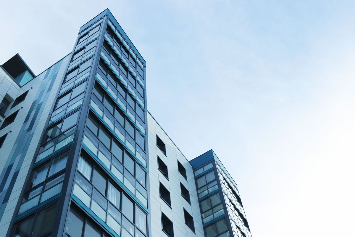 Escaparate de inmobiliaria con pantalla digital