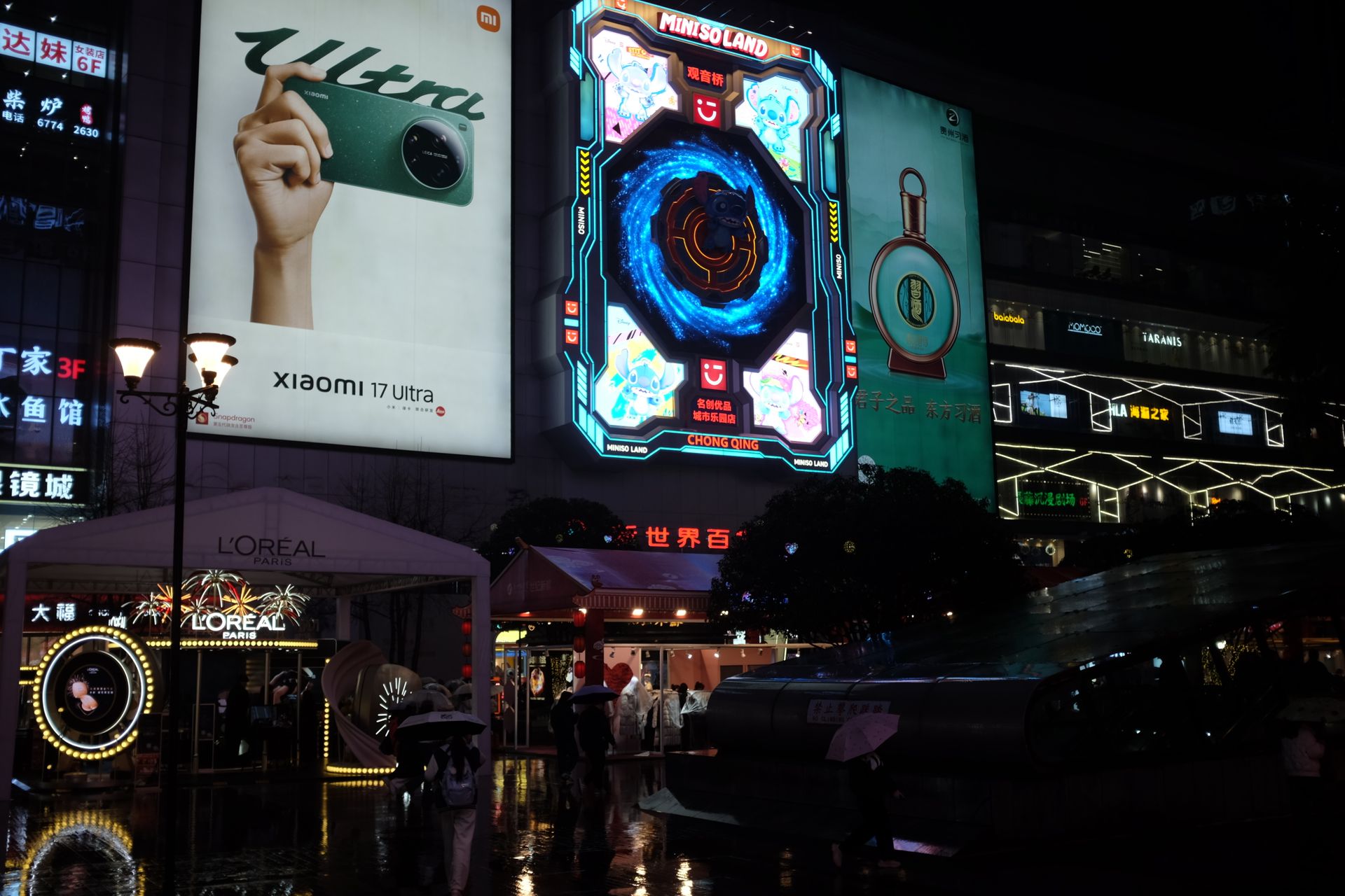 Publicidad digital en una ciudad de noche