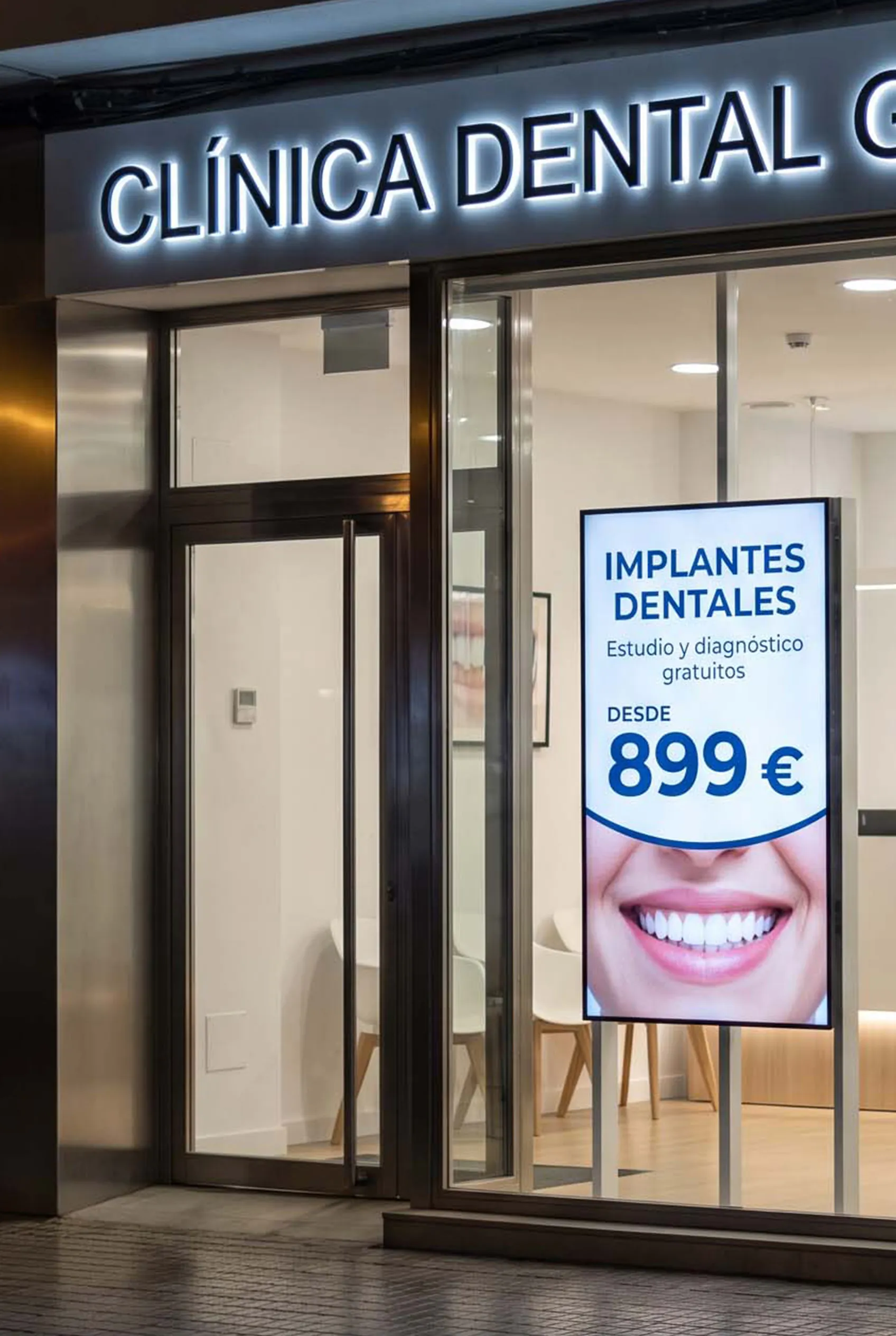 Clínica dental con pantalla digital en el escaparate