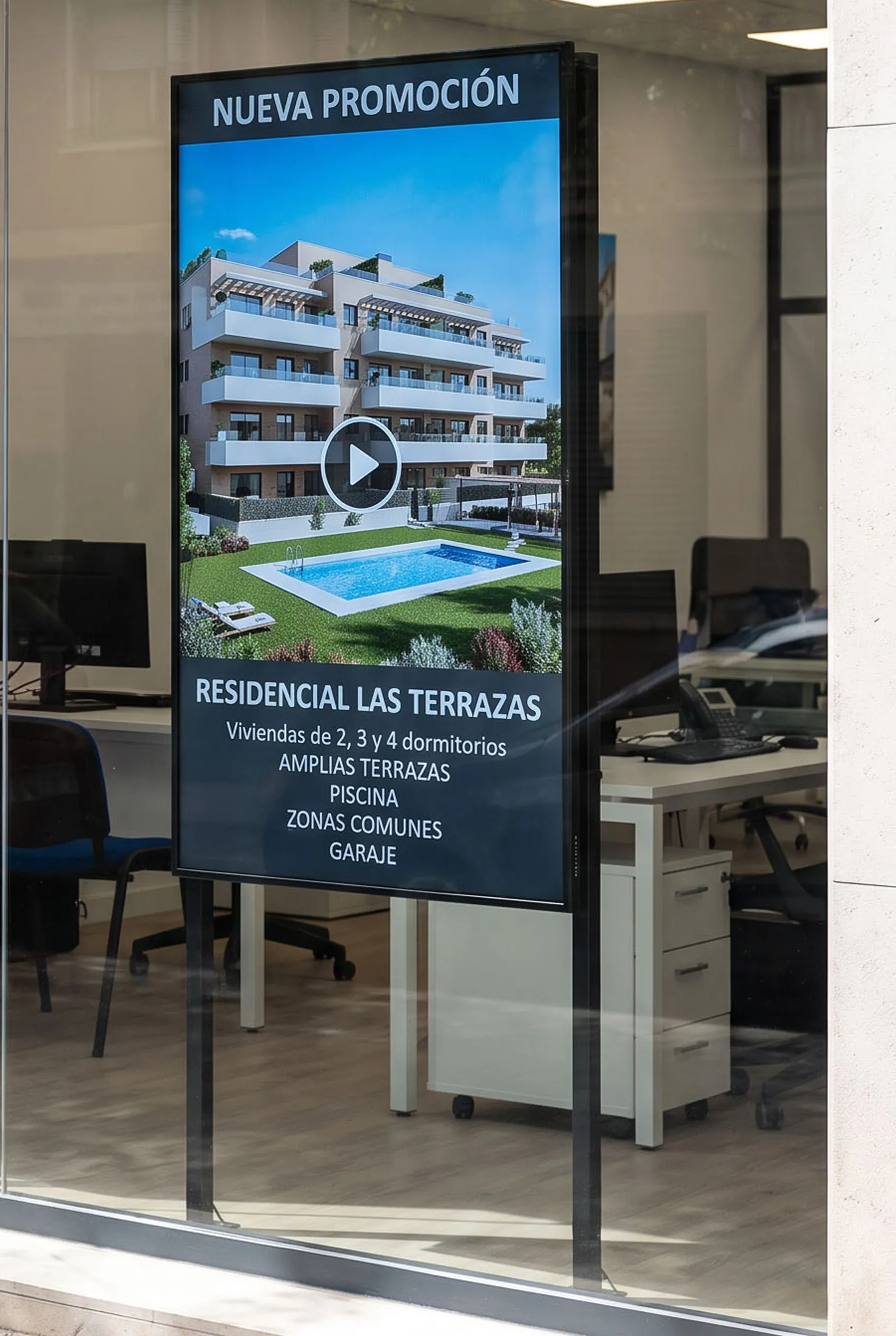 Inmobiliaria con pantalla digital en el escaparate